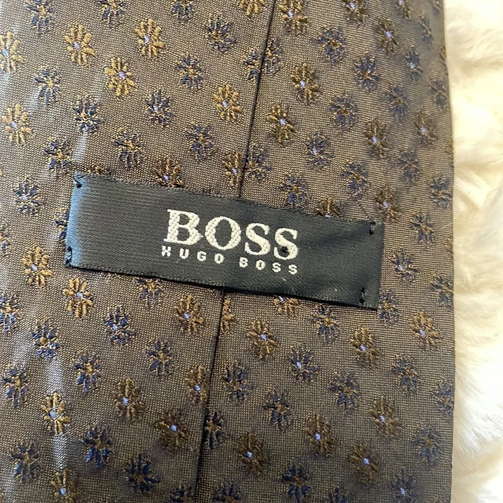 Hugo Boss MENS silk tie made in Italy brown w/ small micro floral print